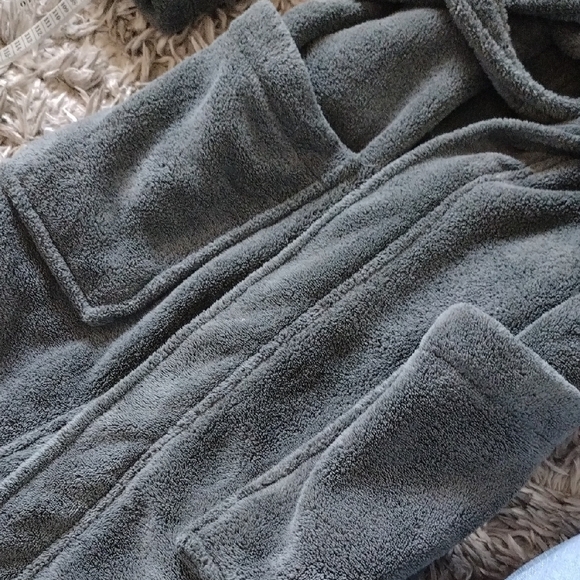 Cozy Gray Hooded Bathrobe - Picture 4 of 7